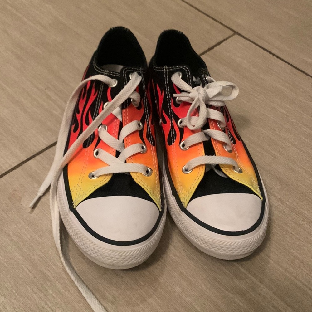 Converse flame low chucks kids size 3